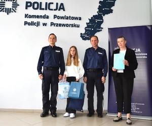 Uroczyste wręczenie nagrody uczennicy Szkoły Podstawowej w Dębowie przez Komendanta Powiatowego Policji w Przeworsku