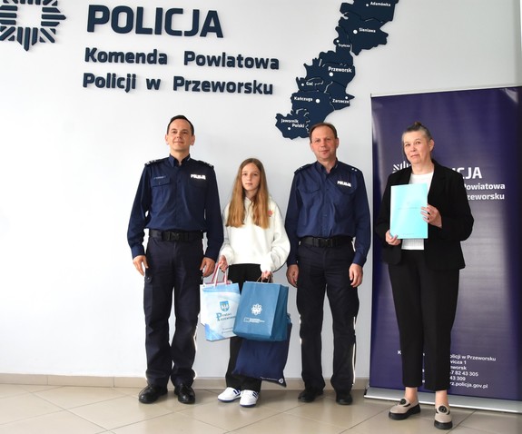 Uroczyste wręczenie nagrody uczennicy Szkoły Podstawowej w Dębowie przez Komendanta Powiatowego Policji w Przeworsku