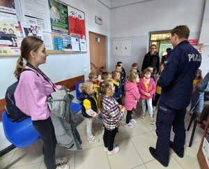 Przedszkolaki zwiedzaj pomieszczenia na komendzie