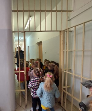 Przedszkolaki zwiedzaj pomieszczenia na komendzie