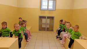 Dzieci w policyjnej izbie zatrzymań