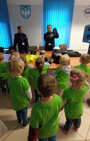 Dzieci oglądają i mierzą sprzęt wykorzystywany w codziennej pracy poicjantów