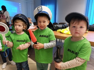 Dzieci oglądają i mierzą sprzęt wykorzystywany w codziennej pracy poicjantów
