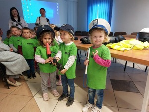 Dzieci oglądają i mierzą sprzęt wykorzystywany w codziennej pracy poicjantów