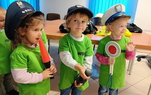Dzieci oglądają i mierzą sprzęt wykorzystywany w codziennej pracy poicjantów