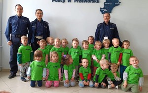 Wspólne zdjęci dzieci z policjantami