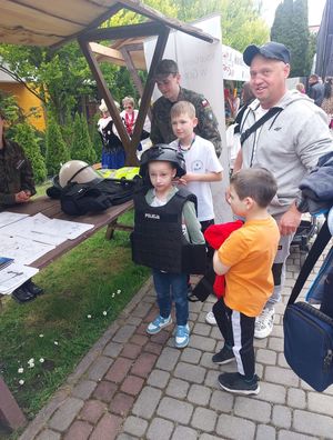 Dzieci mierzą umundurowanie policjantów