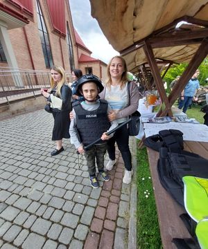 Dzieci mierzą umundurowanie policjantów