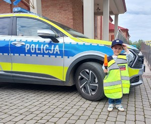 Dzieci oglądają od środka radiowóz policyjny