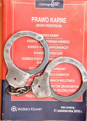 Kodeks karny a na nim położone kajdanki