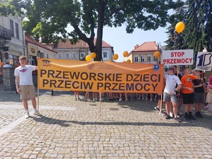 Dzieci zebrane na rynku rozpoczęcie uroczstości
