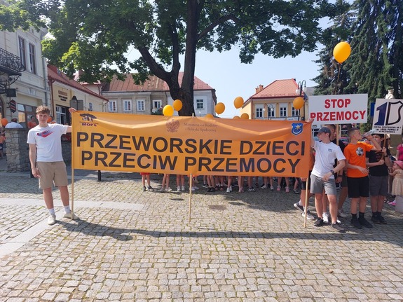 Dzieci zebrane na rynku rozpoczęcie uroczstości