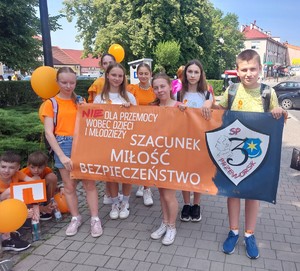 Dzieci zebrane na rynku rozpoczęcie uroczstości