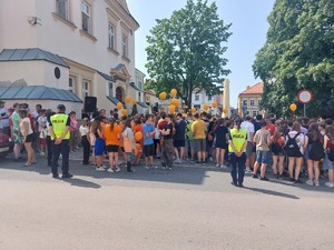 Dzieci zebrane na rynku rozpoczęcie uroczstości