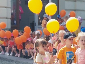Dzieci zebrane na rynku rozpoczęcie uroczstości
