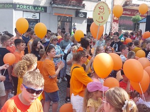 Dzieci zebrane na rynku rozpoczęcie uroczstości
