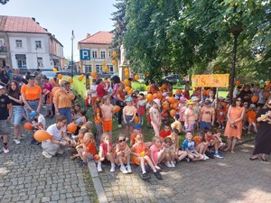 Dzieci zebrane na rynku rozpoczęcie uroczstości