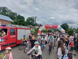 Policjanci oraz uczestniczy rajdu małych rowerków podczas rozpoczęcia rajdu