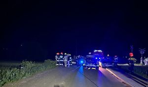 Miejsce zdarzenia drogowego straż pożarna , policja oraz samochód osobowy marki BMW