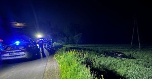 Miejsce zdarzenia drogowego straż pożarna , policja oraz samochód osobowy marki BMW
