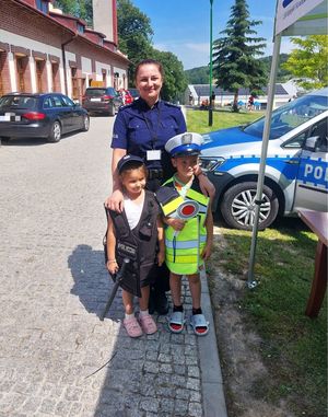 Dzieci mierzą sprzęt policjantów oraz siedzą w radiowozie