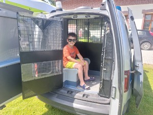 Dzieci mierzą sprzęt policjantów oraz siedzą w radiowozie