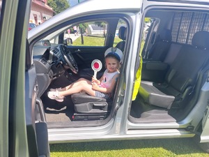 Dzieci mierzą sprzęt policjantów oraz siedzą w radiowozie