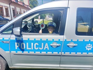 Dzieci mierzą sprzęt policjantów oraz siedzą w radiowozie