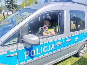 Dzieci mierzą sprzęt policjantów oraz siedzą w radiowozie
