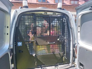 Dzieci mierzą sprzęt policjantów oraz siedzą w radiowozie