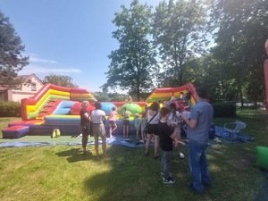 dzieci podczas zabawy na dmuchańcach