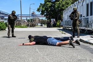 Policjanci podczas wspólnych ćwiczeń z wojskiem