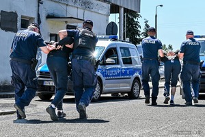 Policjanci podczas wspólnych ćwiczeń z wojskiem