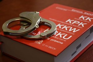 Kodeks karny, na którym leżą kajdanki