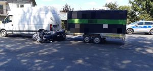 Miejsce zdarzenia drogowego pojazd renault master oraz motocykl
