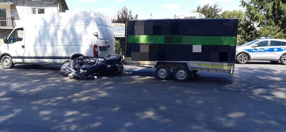Miejsce zdarzenia drogowego pojazd renault master oraz motocykl