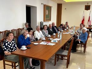 Mieszkańcy na debecie poświęconej seniorom