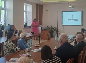 Mieszkańcy na debecie poświęconej seniorom