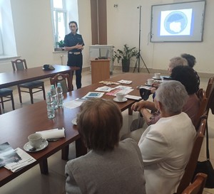 Mieszkańcy na debecie poświęconej seniorom