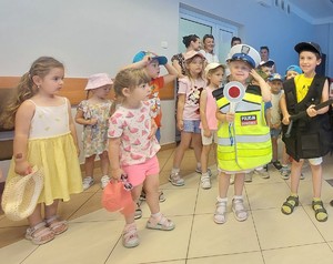 Dzieci mierzą umundurowanie policjantów