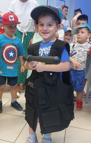 Dzieci mierzą umundurowanie policjantów