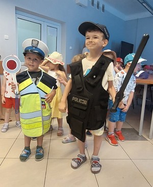 Dzieci mierzą umundurowanie policjantów