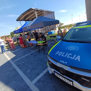 Stoisko profilaktyczne policjantów