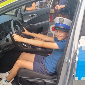Dziecko w radiowozie policyjnym