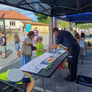 Policjanci na stoisku profilaktyczne