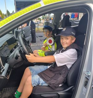 Policjanci na stoisku profilaktyczne