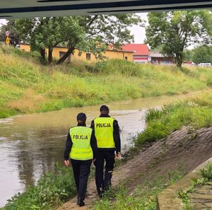 policjanci podczas miniatorowania stanu wód na podległym terenie