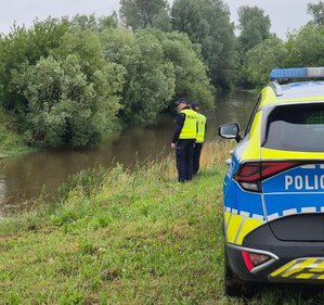 policjanci podczas miniatorowania stanu wód na podległym terenie