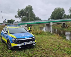 policjanci podczas miniatorowania stanu wód na podległym terenie