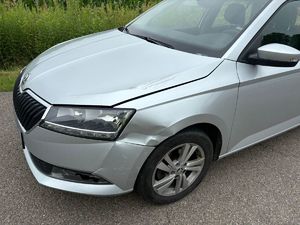 zdjęcie uszkodzeń boku samochodu skoda fabia